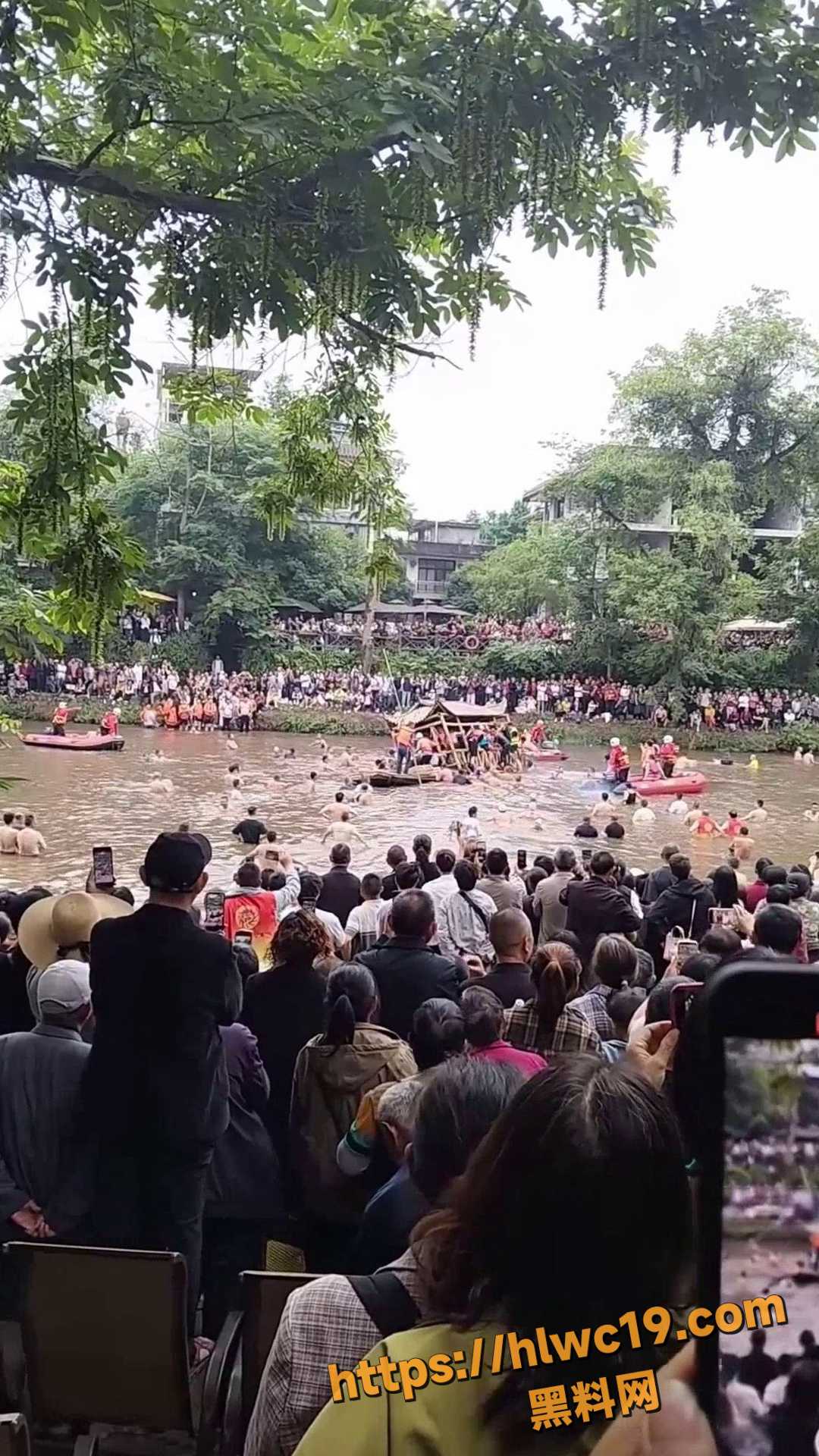 邛崃夹关古镇抢鸭子现场1