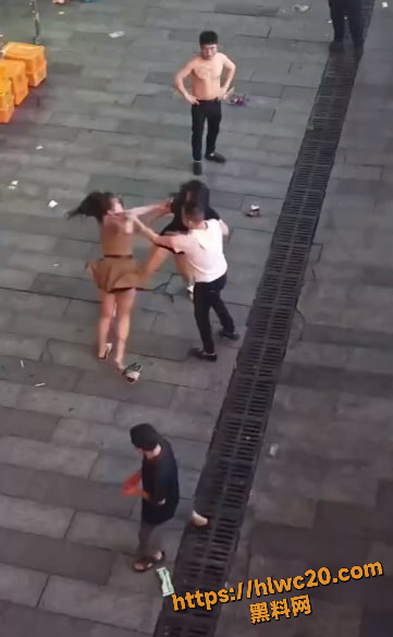 女人打架走光露点