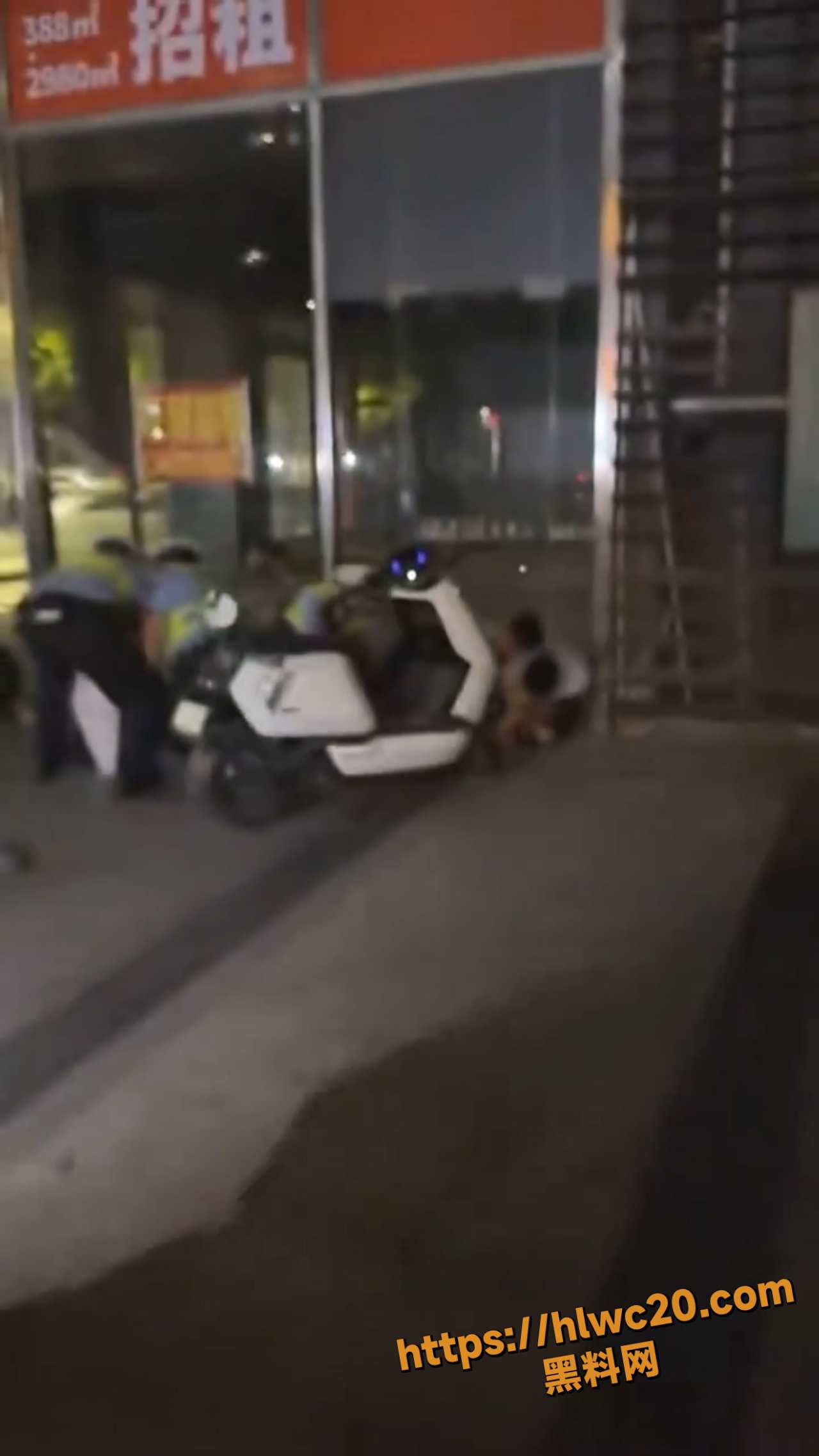 学生被按倒在地