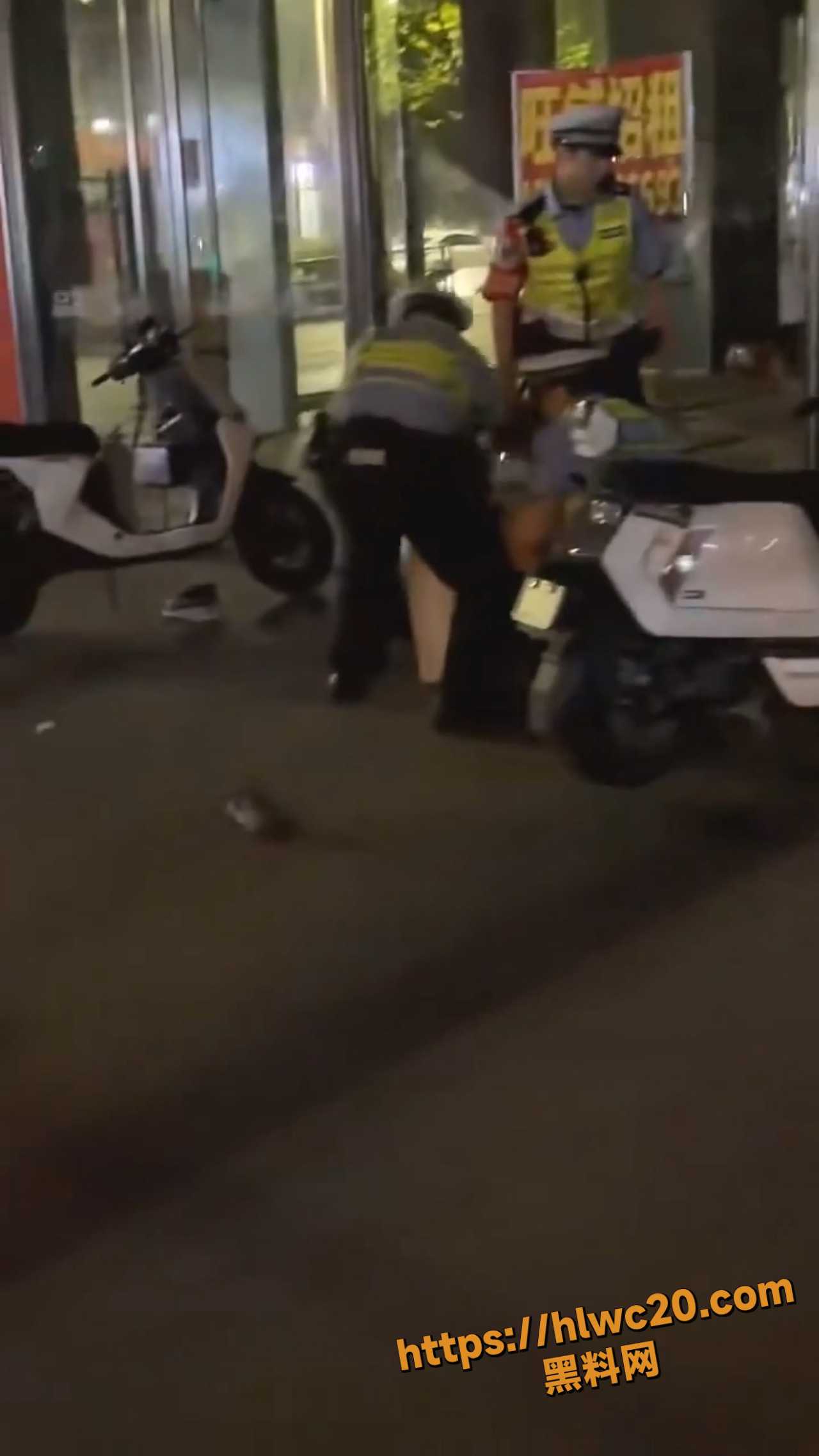 现场群众质疑暴力执法