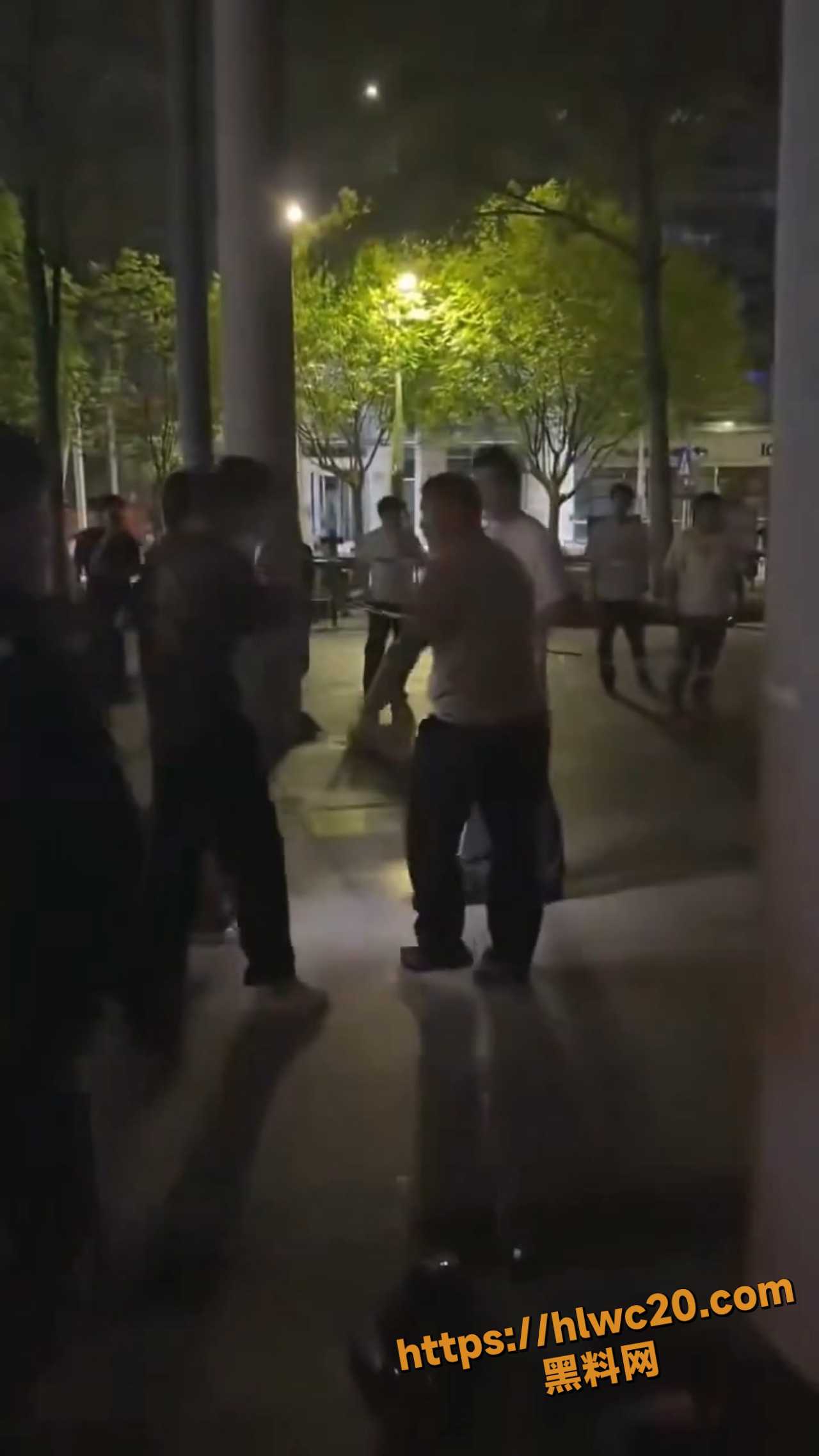 市民围观高喊