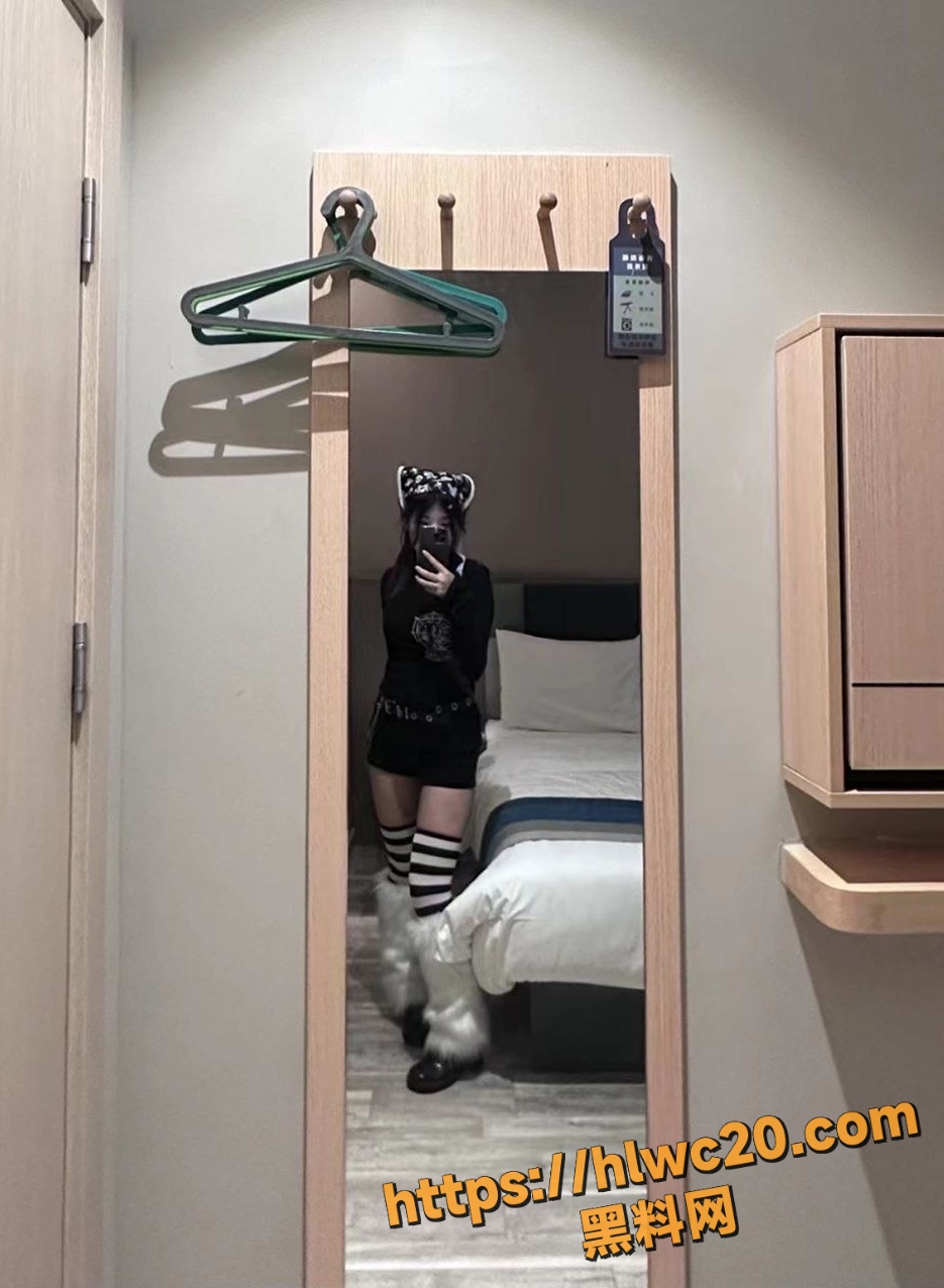 女孩裸聊勾引男友视频1
