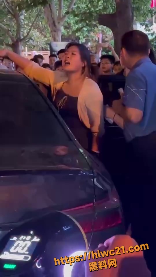 正宫怒抓小三冲突现场1