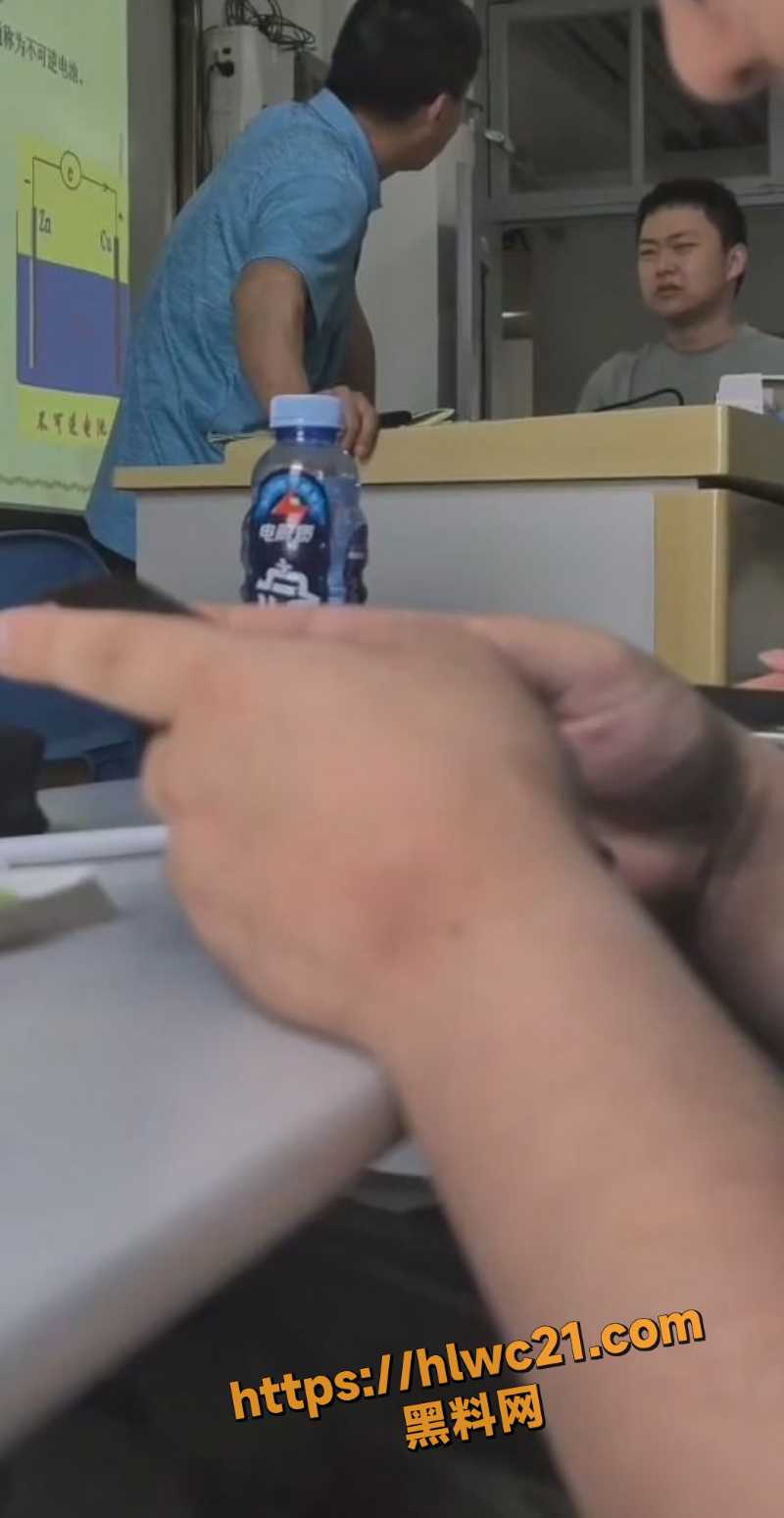 大学生上课迟到闹剧6