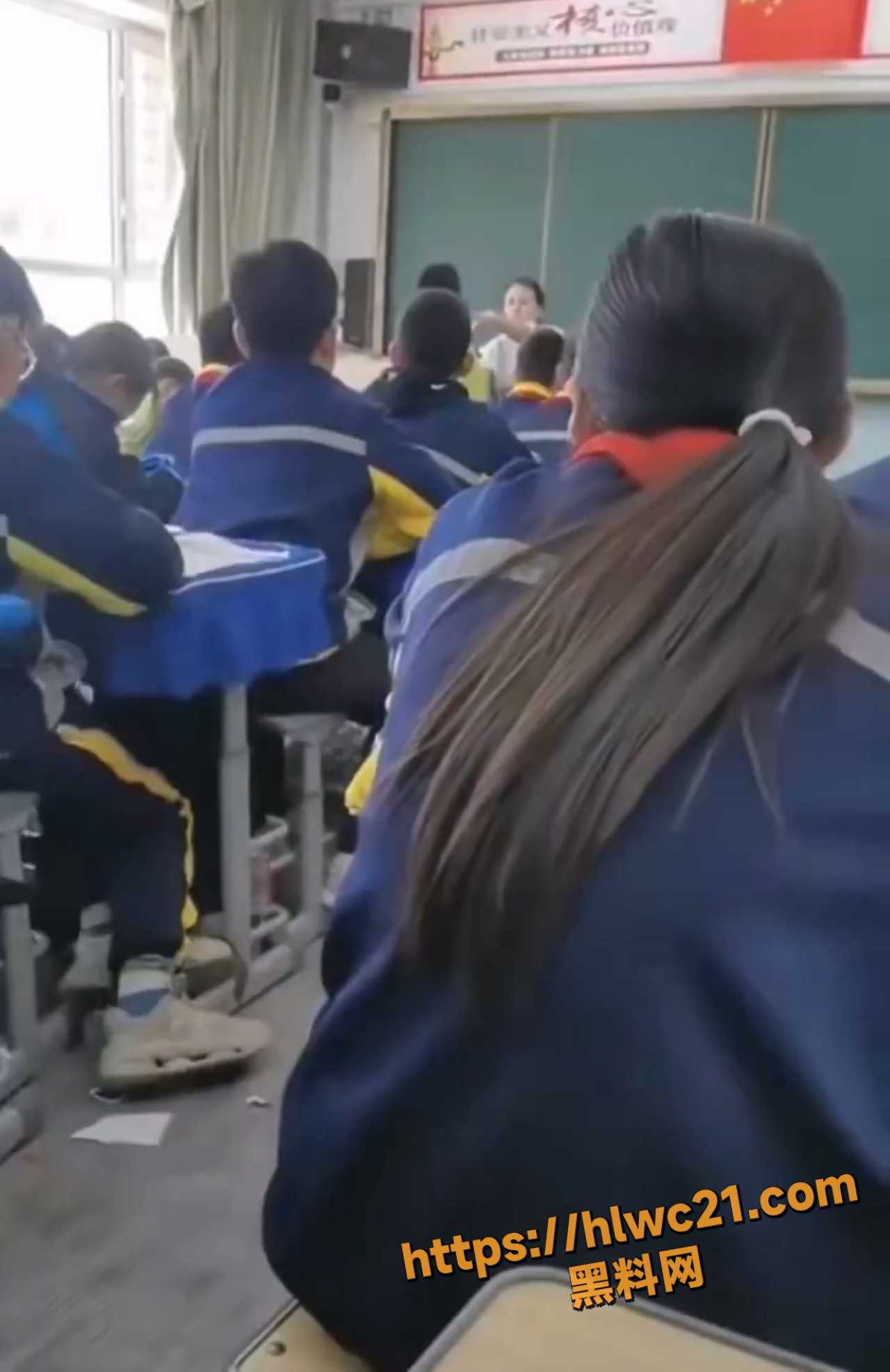 巧尔齐召小学教师打学生
