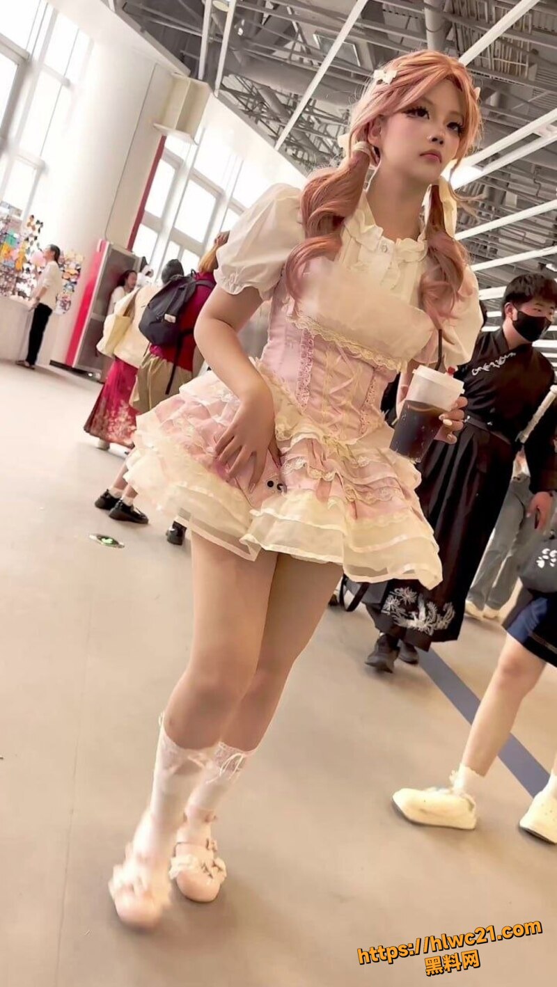 漫展抄底双马尾学生妹1
