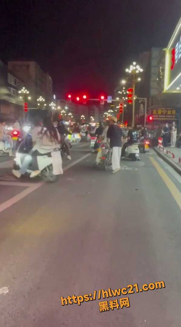 精神小伙持刀逼人跪下视频1