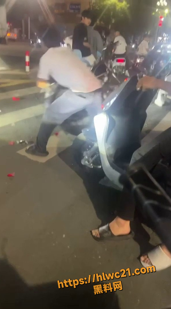精神小伙持刀逼人跪下视频2