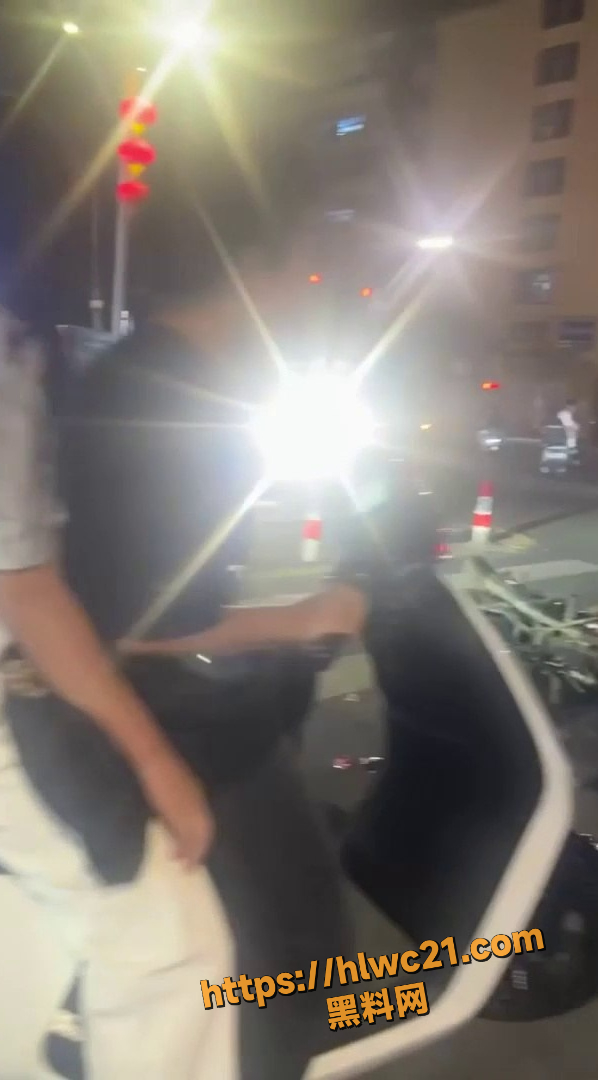 精神小伙持刀逼人跪下视频3