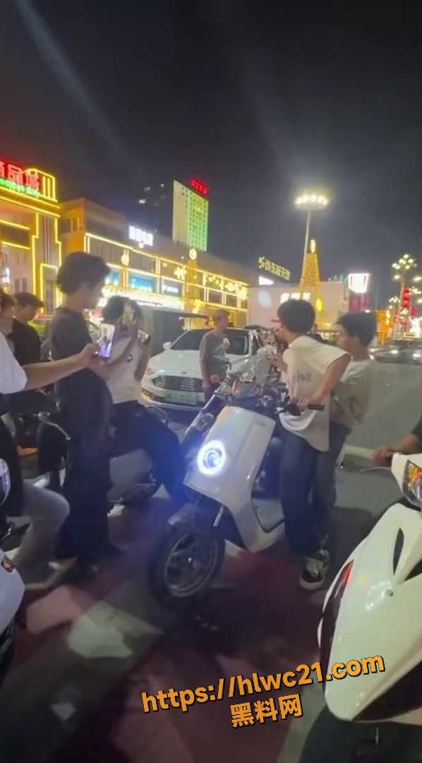 精神小伙持刀威胁4