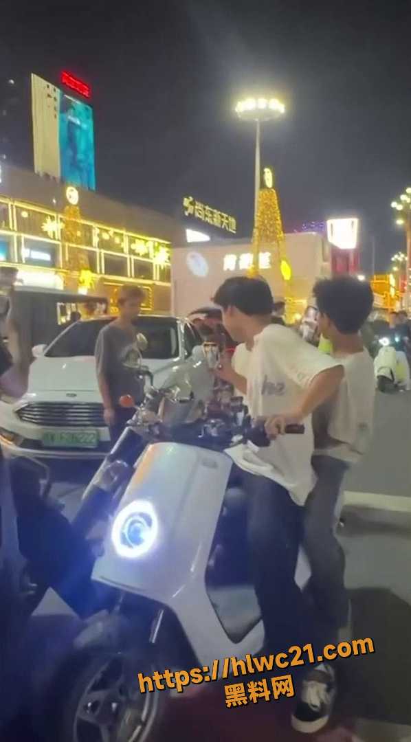 精神小伙持刀威胁5