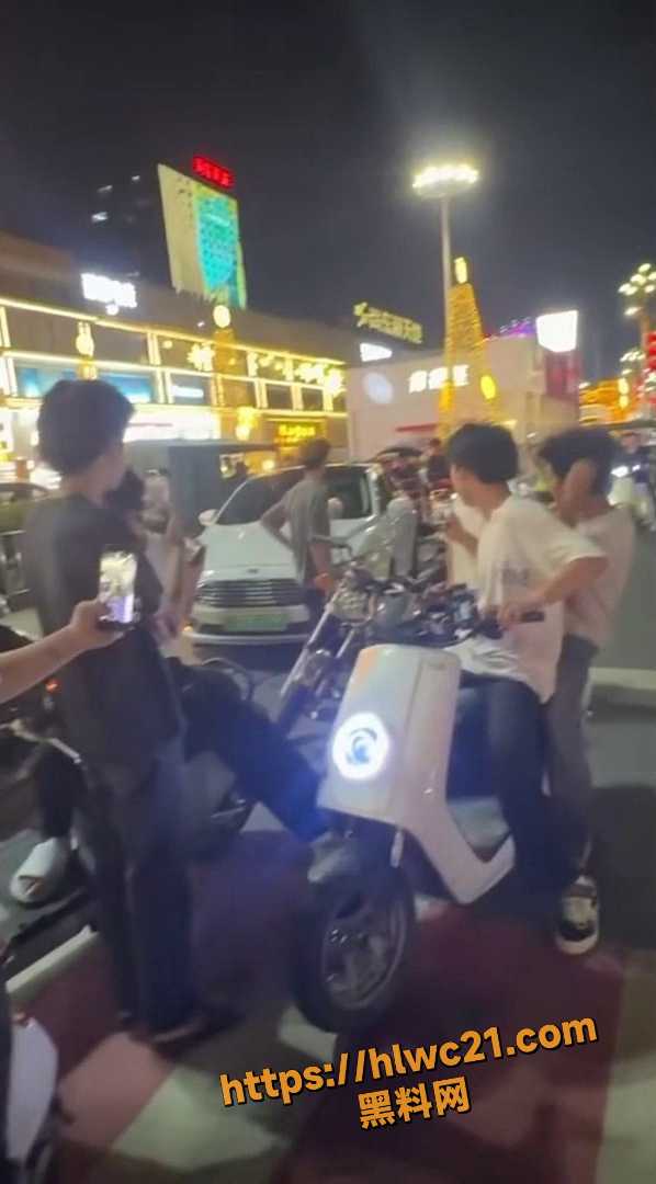 精神小伙持刀威胁6