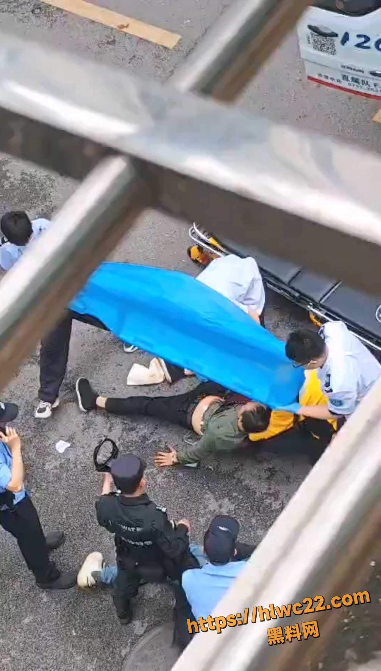 男子倒地流血