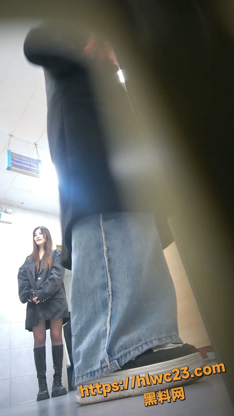 酒吧女厕全景偷拍1
