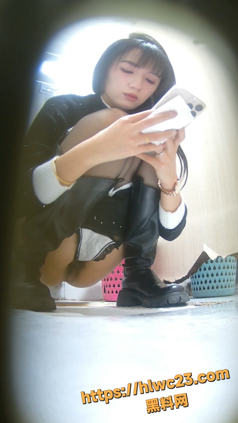酒吧女厕全景偷拍4