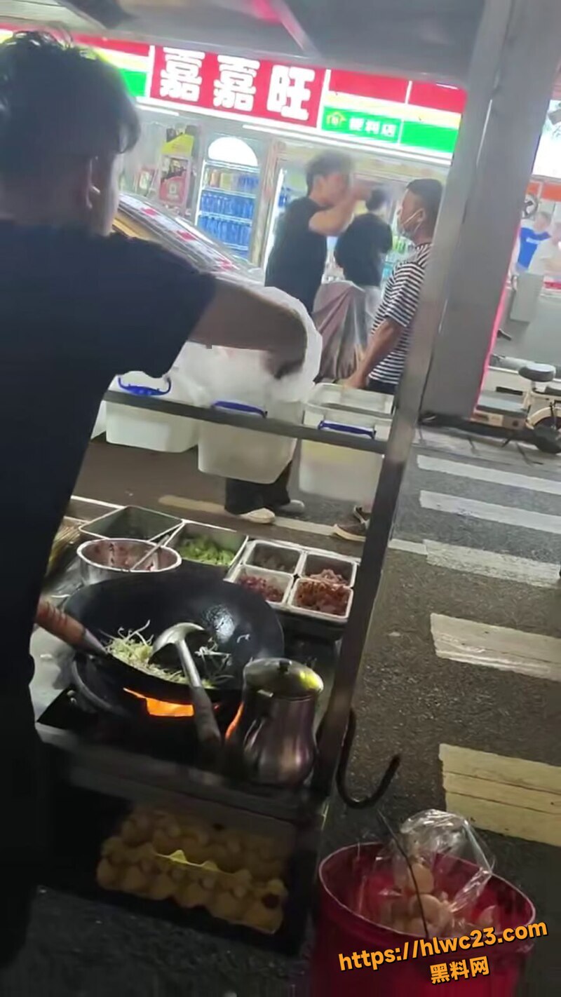 黑衣男子堵住大哥猛骂2