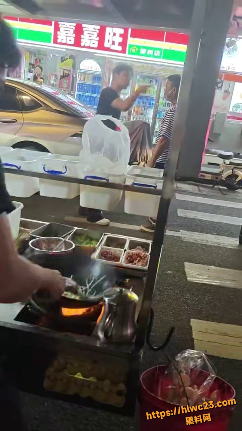 黑衣男子堵住大哥猛骂3