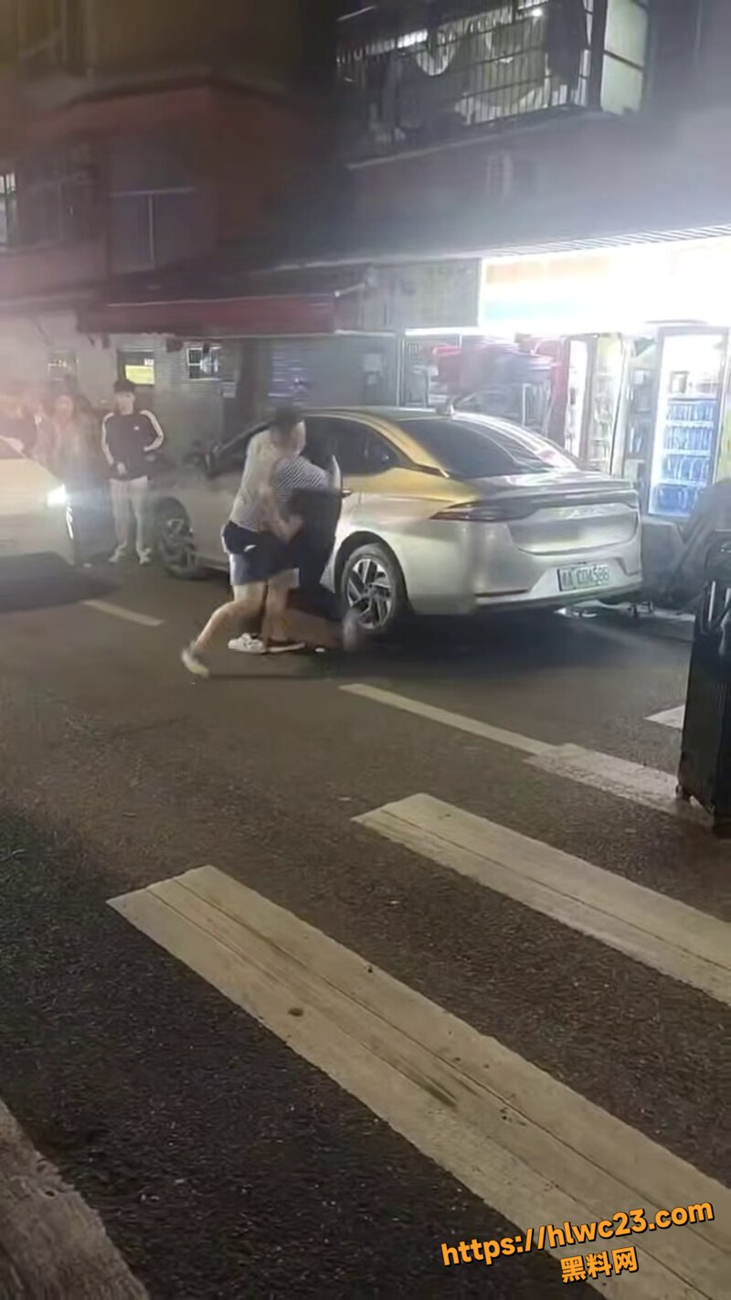 黑衣男子堵住大哥猛骂4
