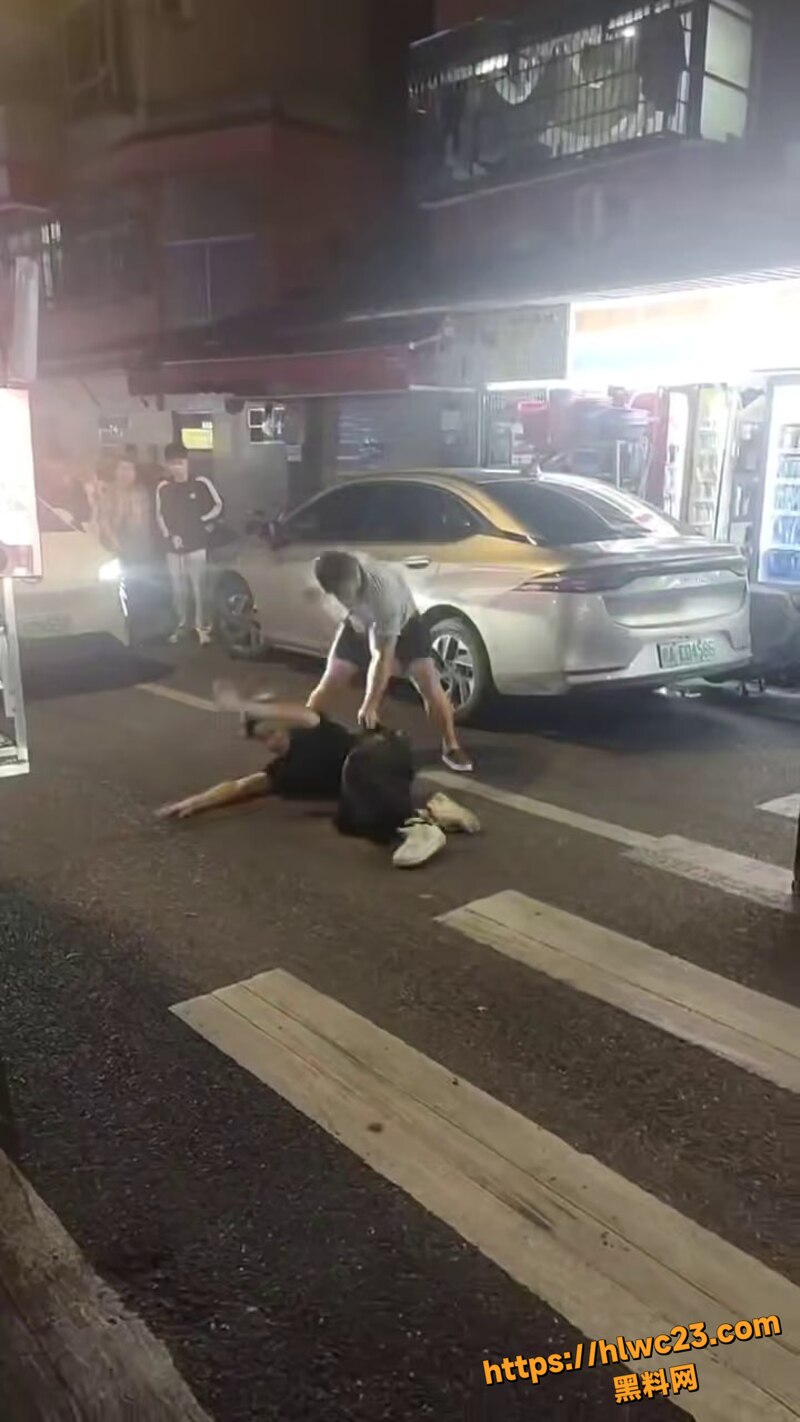 黑衣男子堵住大哥猛骂5