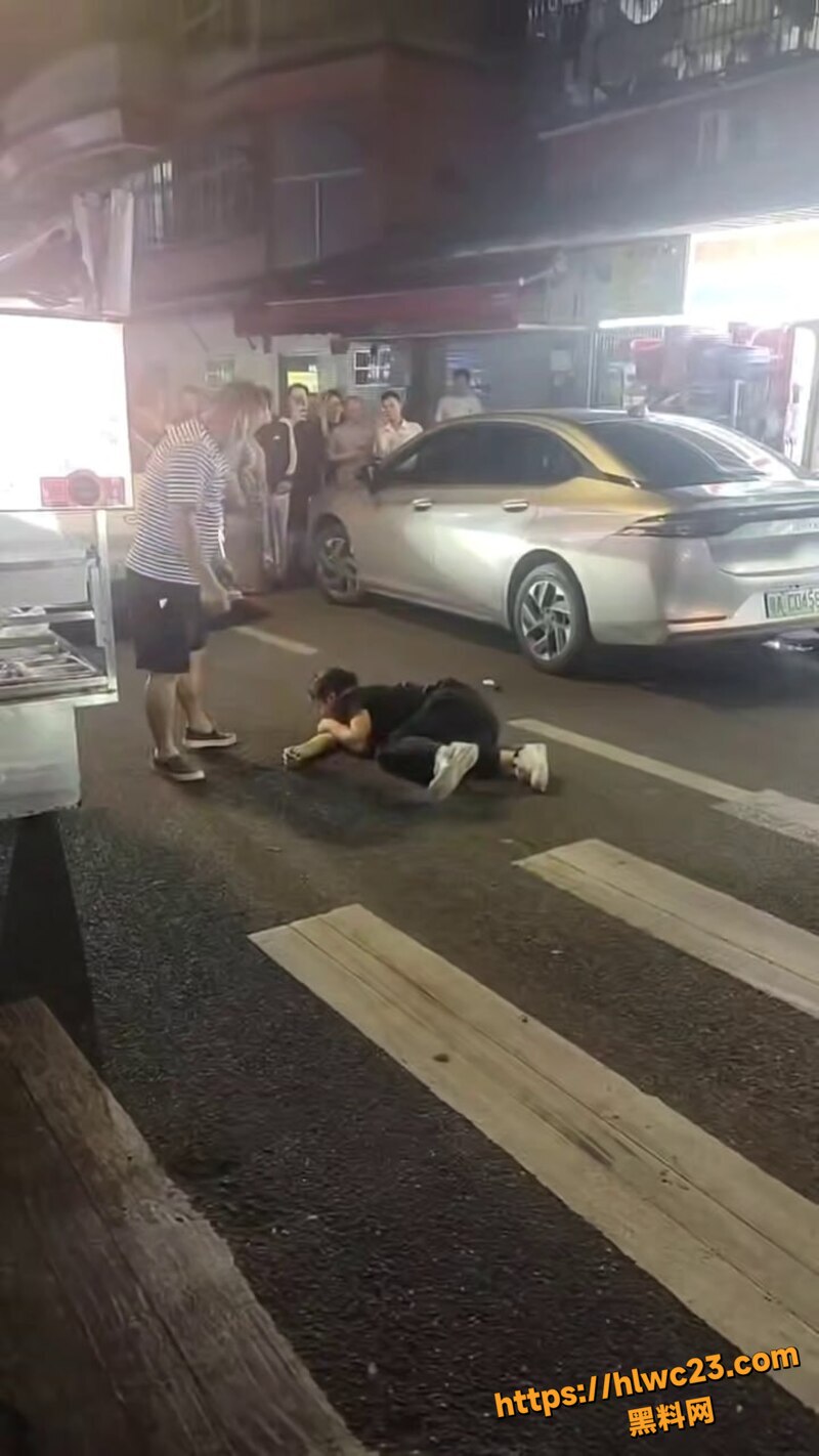 黑衣男子堵住大哥猛骂6