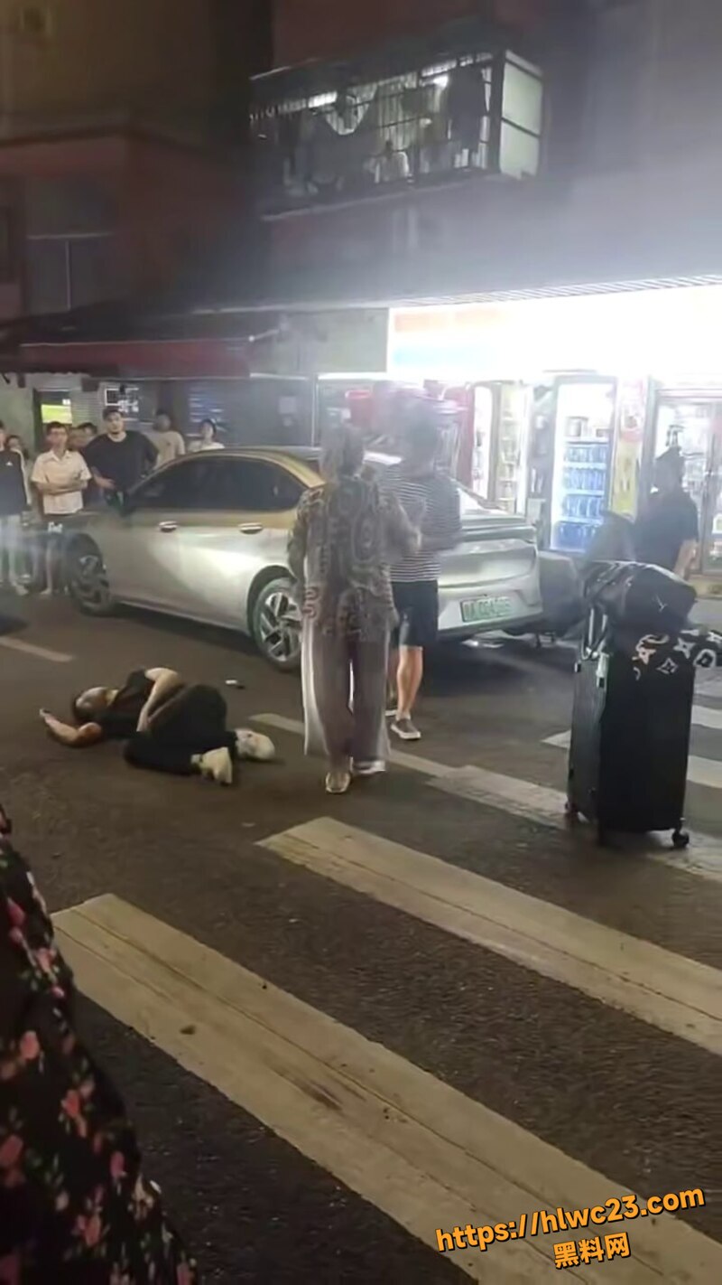 黑衣男子堵住大哥猛骂7