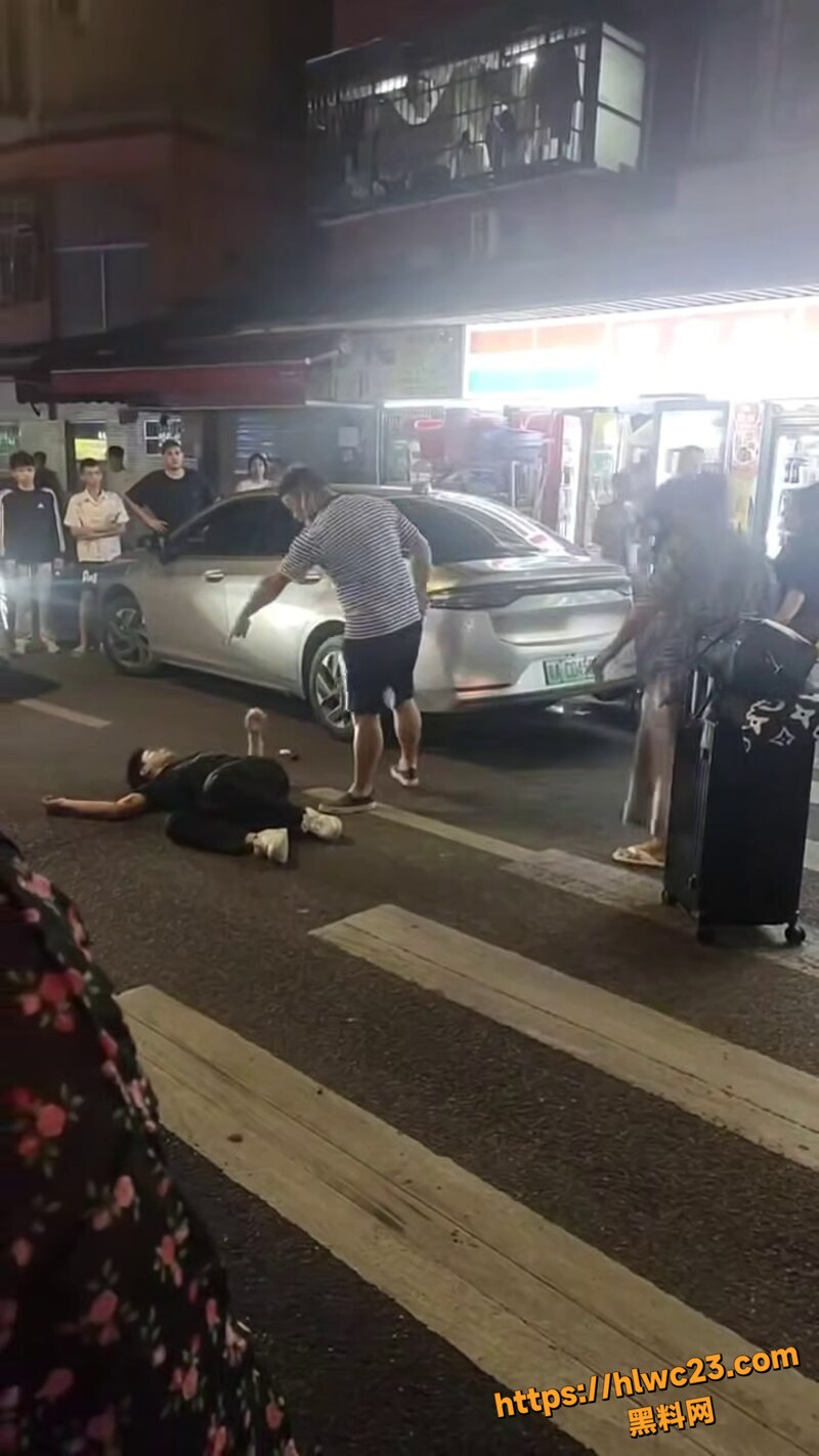 黑衣男子堵住大哥猛骂8