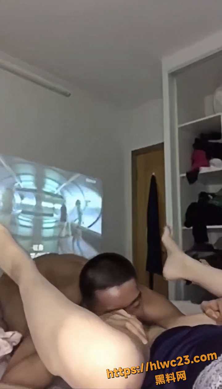 腹肌男后入女友视频