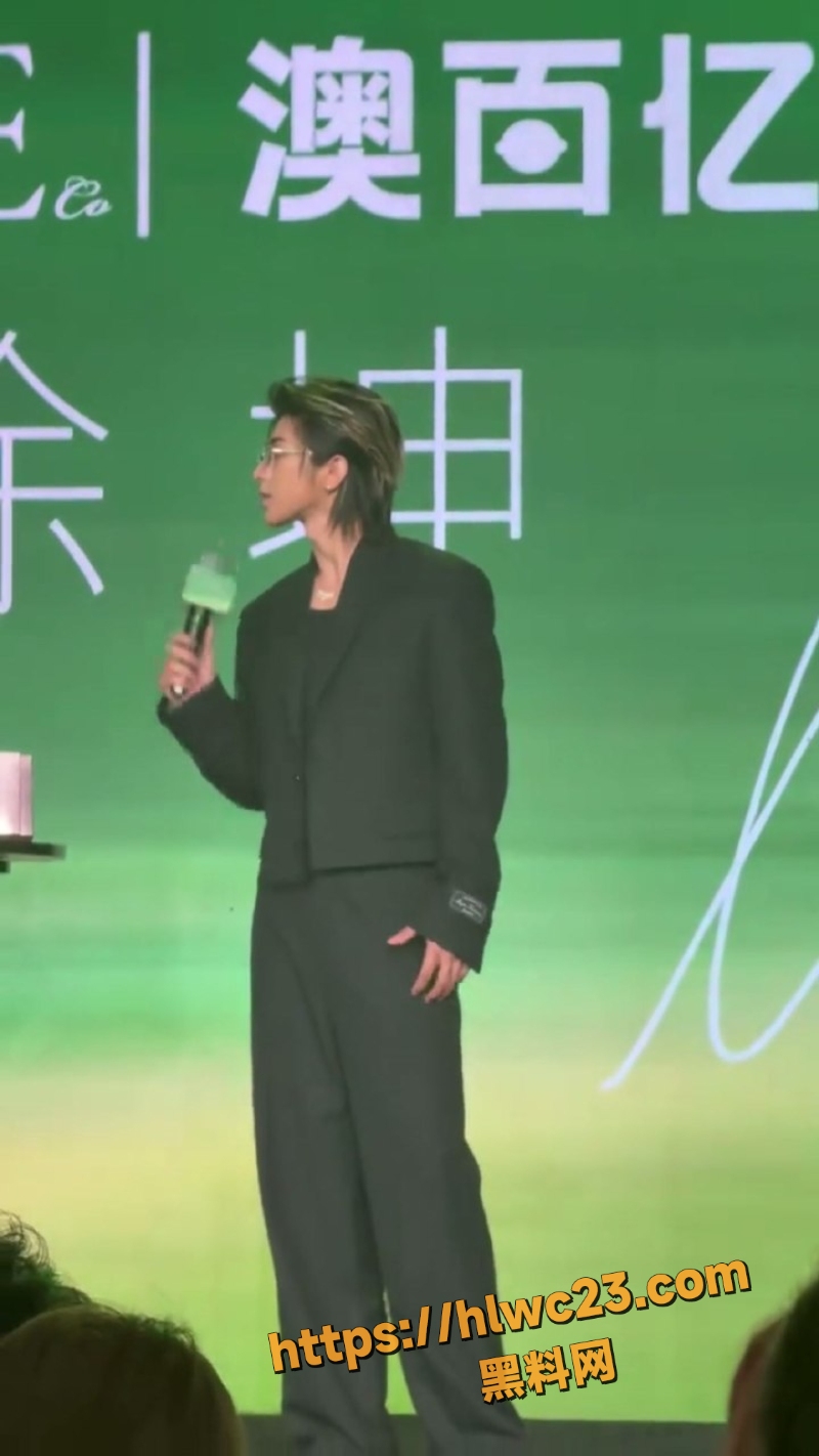 女粉丝真空纱裙冲台强抱蔡徐坤2