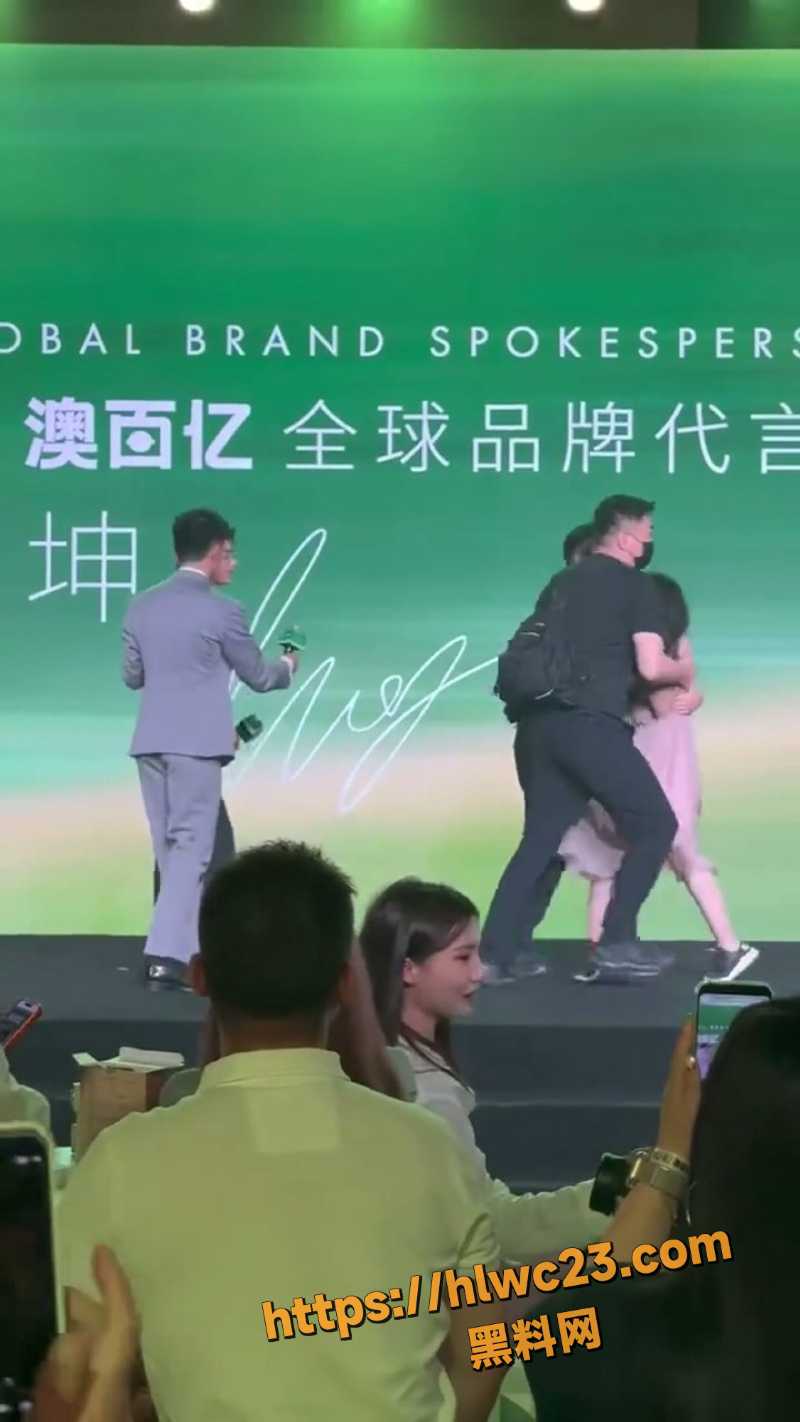 女粉丝真空纱裙冲台强抱蔡徐坤3