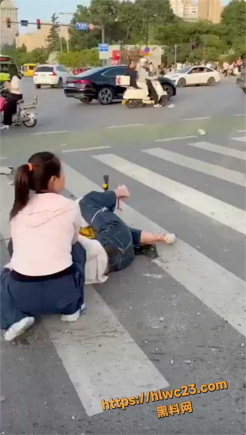 西安特斯拉冲撞人群现场视频曝光3