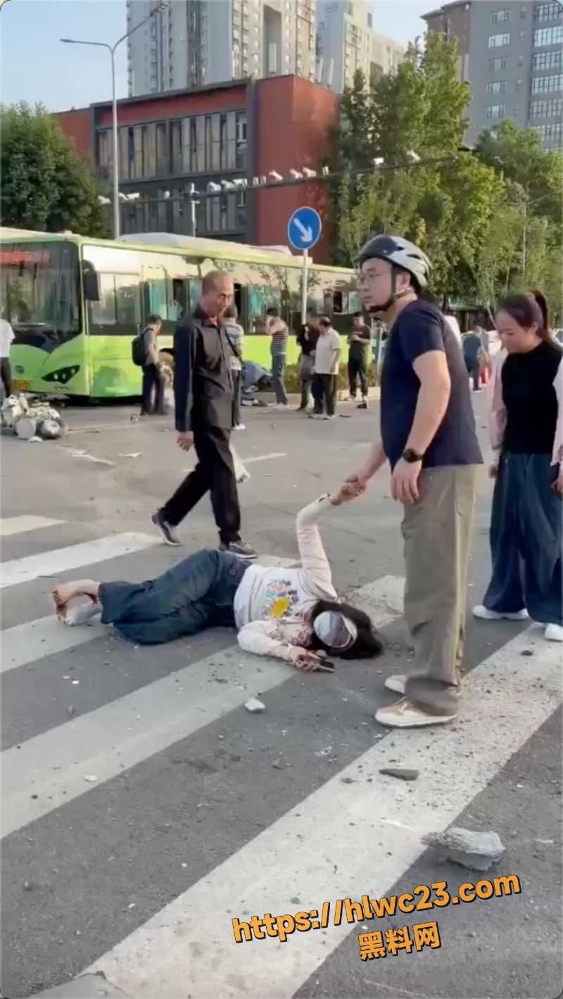 西安特斯拉冲撞人群现场视频曝光4