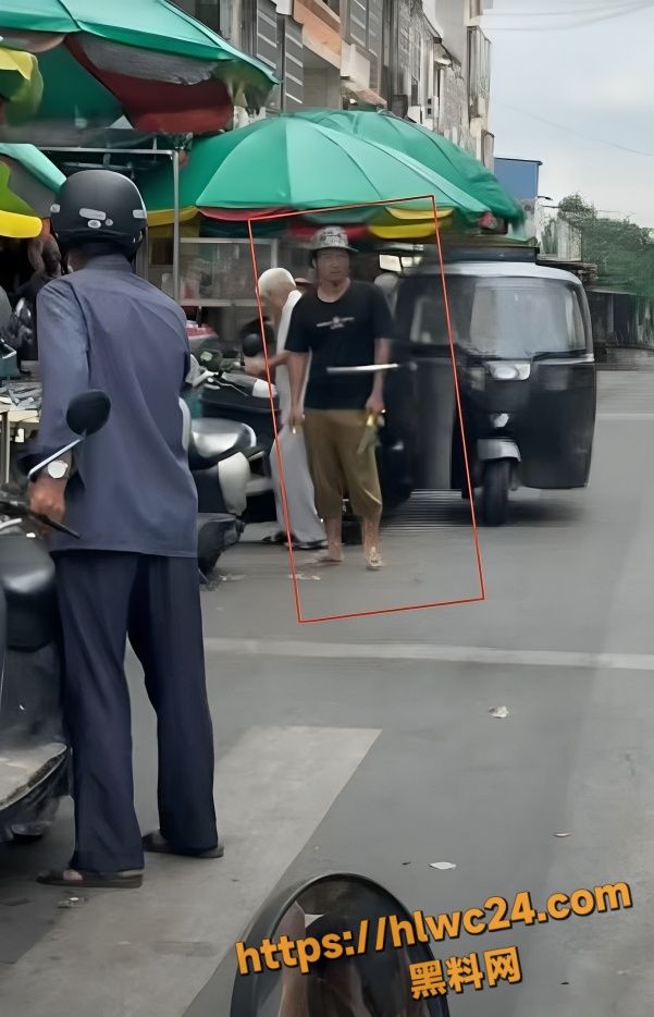 广西玉林男子持刀伤人4
