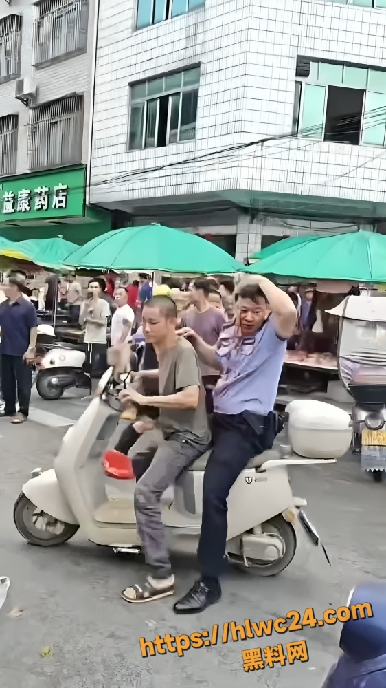 广西玉林男子持刀伤人5