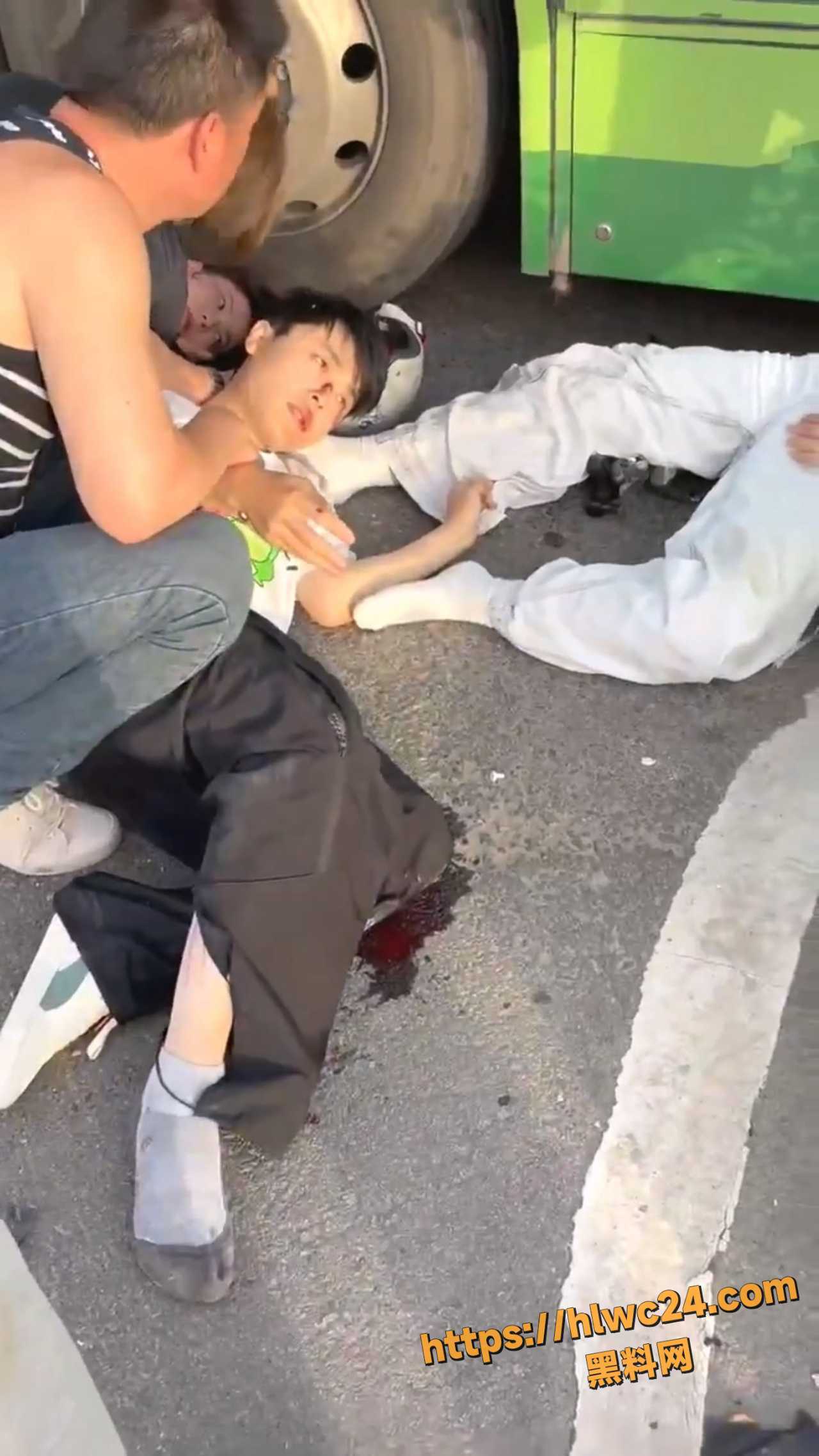 直冲人群