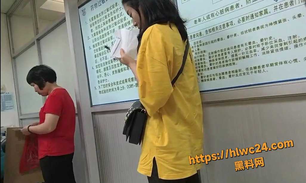 偷拍红衣短裙美女屁股沟视频1