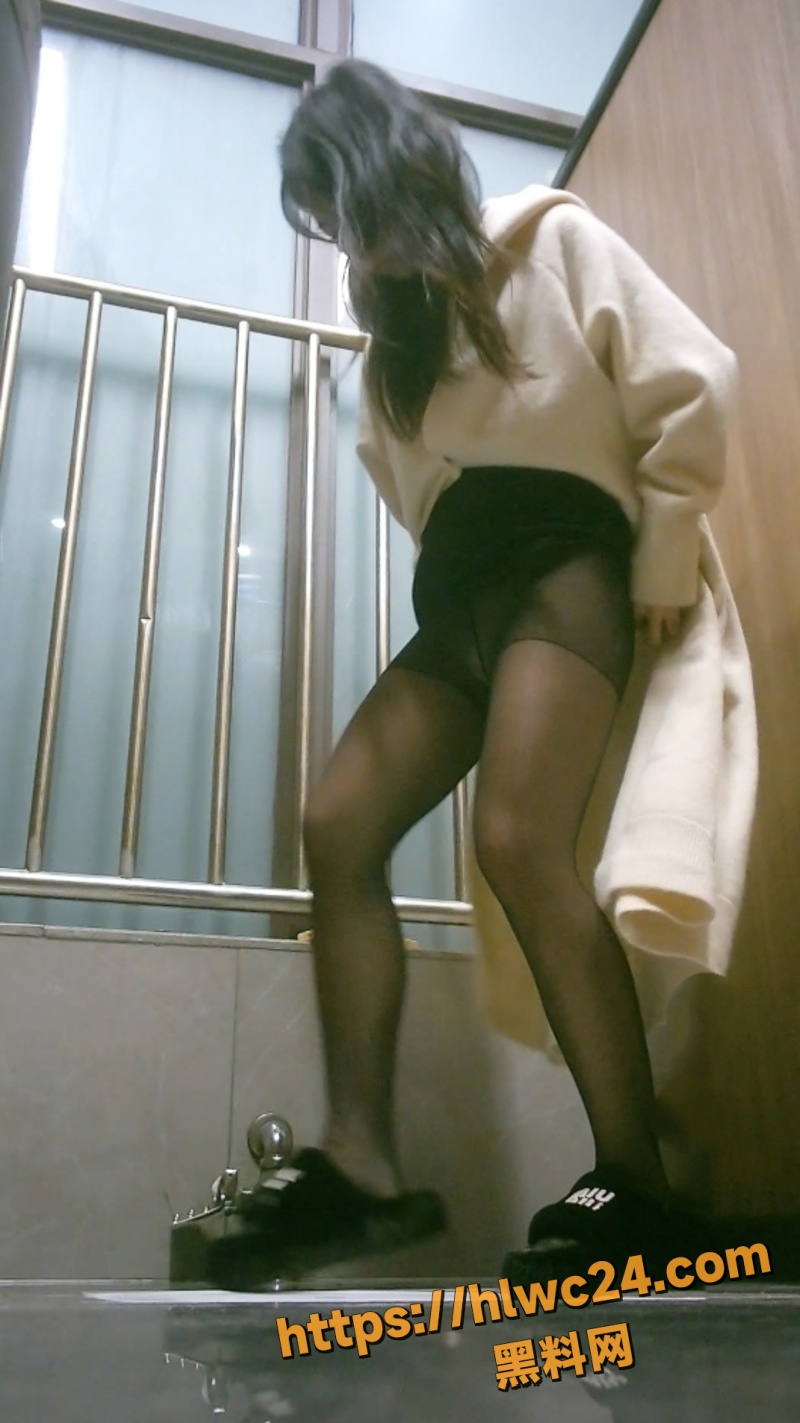 高级写字楼女厕偷拍1