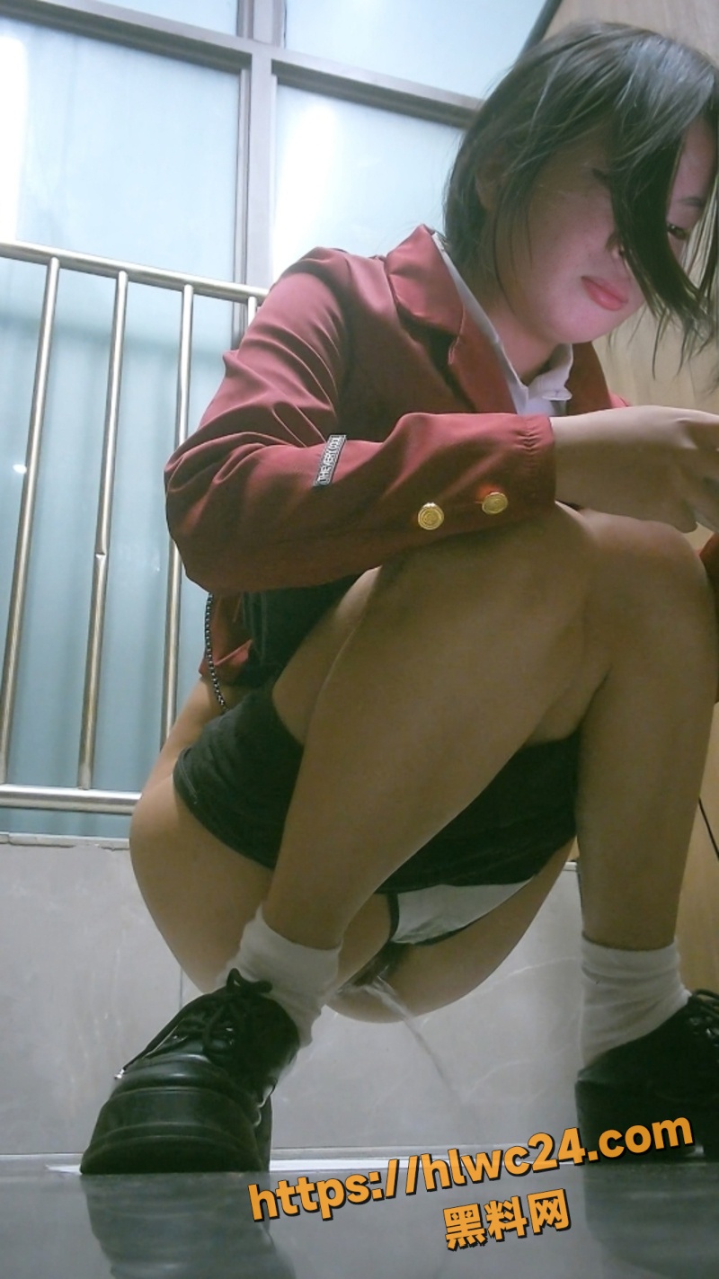 高级写字楼女厕偷拍6