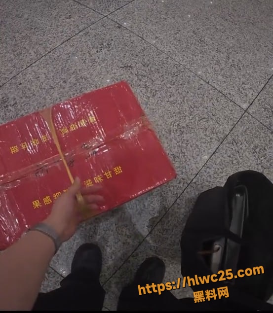 铁路工作者帮助老人视频2