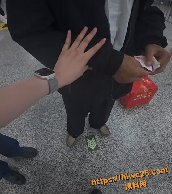 铁路人帮助老人坐地铁5