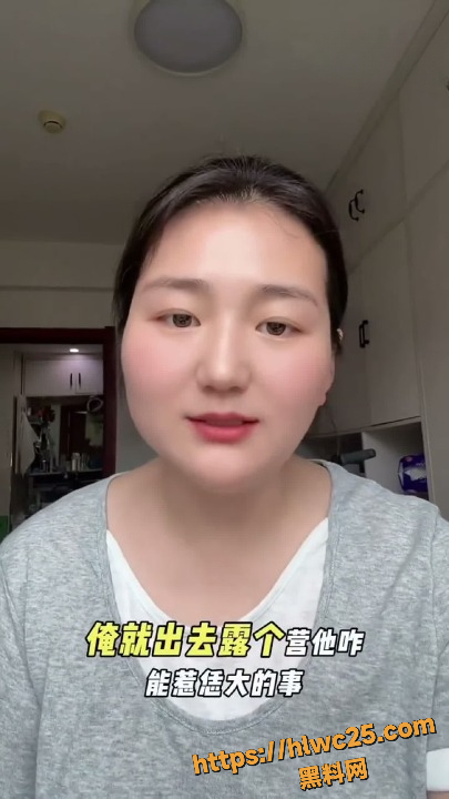 女子露营摆桌堵路视频