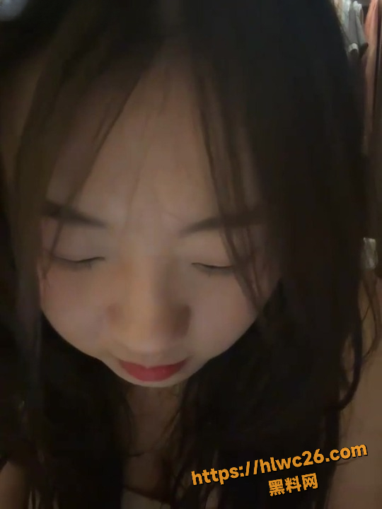 Olivia楼梯间露出视频