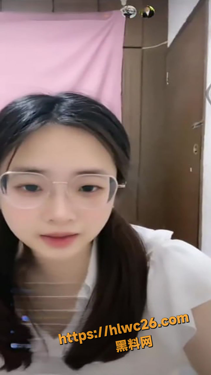 抖音直播间美女闪现走光2