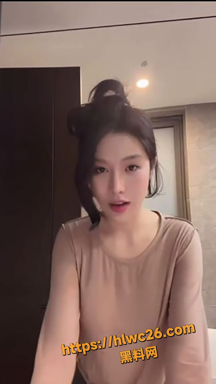 抖音直播间美女闪现走光4