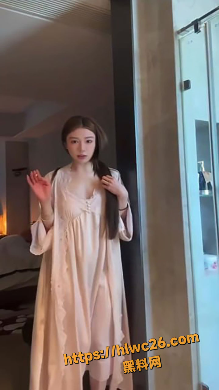 抖音直播间美女闪现走光5