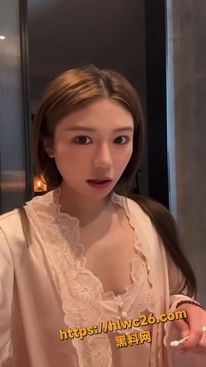 抖音直播间美女闪现走光7