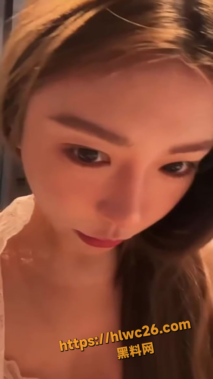 抖音直播间美女闪现走光9