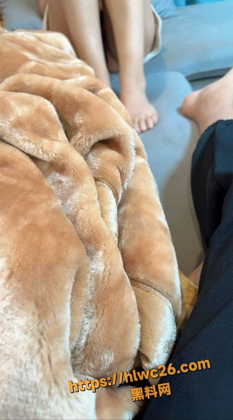 兄妹沙发乱伦视频流出4
