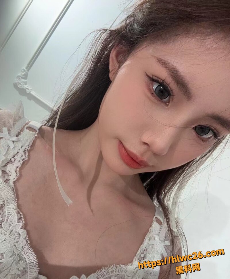 江西顶级反差女神吐舌舔脚1