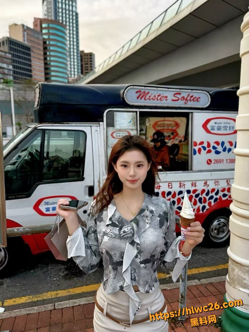 江西顶级反差女神吐舌舔脚4