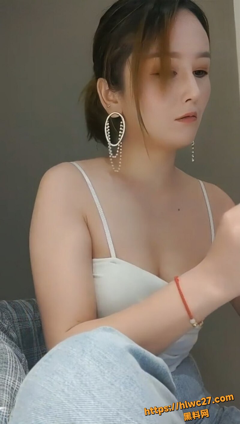 漂亮小少妇酒店直播淫趴1